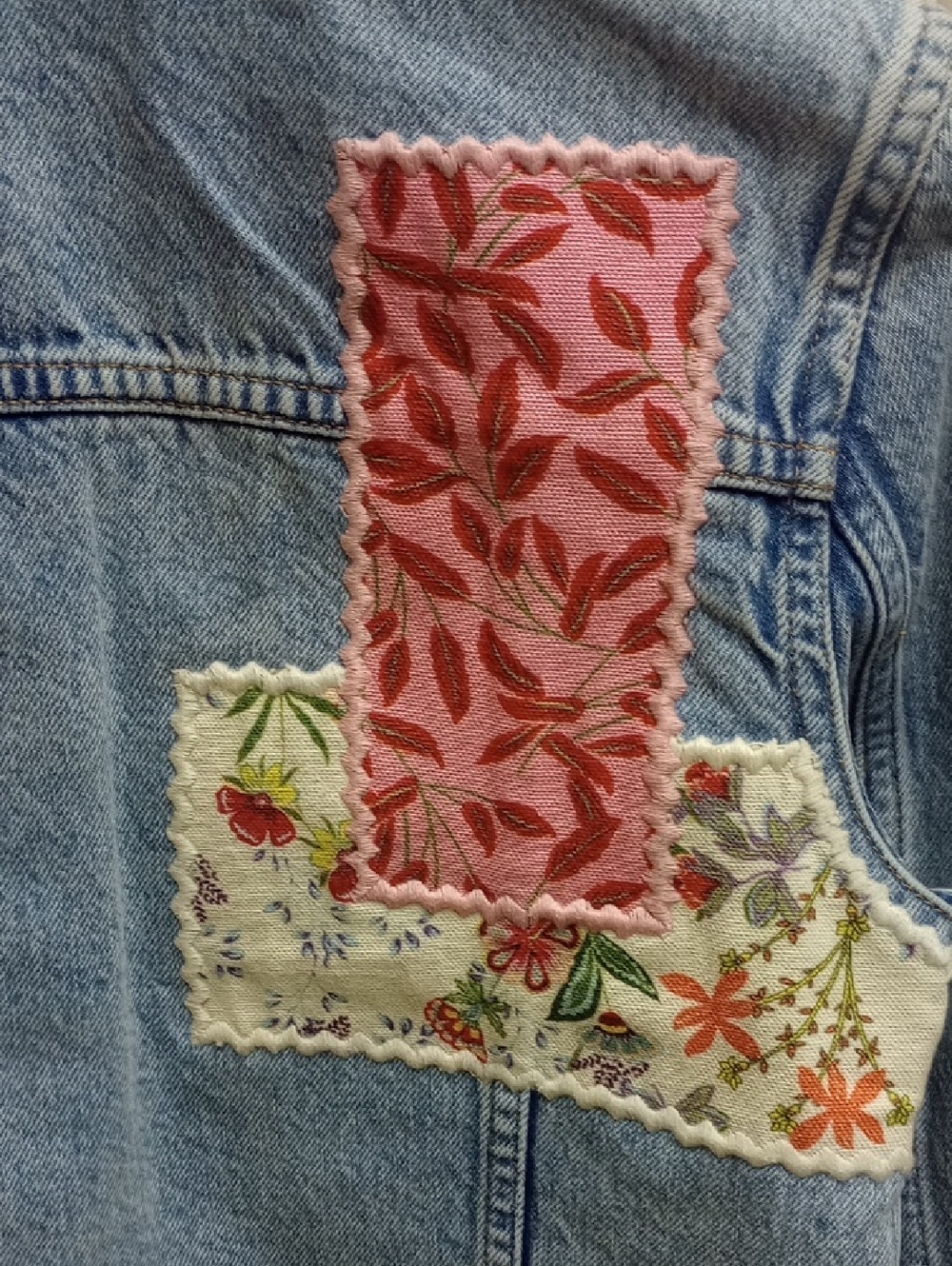 ALICE + OLIVIA LIGHT BLUE DENIM CROPPED JACKET WITH FLORAL PATCHES ◾SIZE XS - Picture 13 of 16